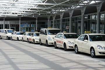 taxis à l’entrée de l’aéroport